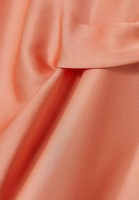 Reiss REISS MICAH SATIN DRAPE TUCK MIDI DRESS - Cocktailklänning - coral