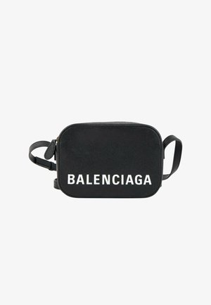 Schwarze rechteckige Crossbody-Tasche mit verstellbarem Riemen und weißem Balenciaga-Logo, das vorne mittig angebracht ist.