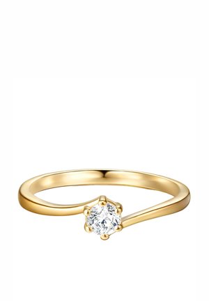 Anillo de oro con un solo diamante claro y redondo engastado en una montura de seis puntas sobre una banda fina y lisa.