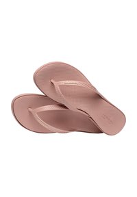 Infradito in gomma rosa chiaro con una soletta testurizzata, cinturini sottili e un logo impresso sul lato. Suola liscia per un comfort ottimale.