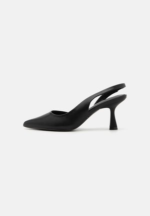 Chaussure slingback en cuir noir avec un bout pointu, présentant un design ajouré et un talon effilé. Texture lisse, ferrures minimales.