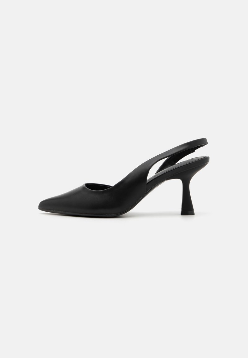 Chaussure slingback en cuir noir avec un bout pointu, présentant un design ajouré et un talon effilé. Texture lisse, ferrures minimales.