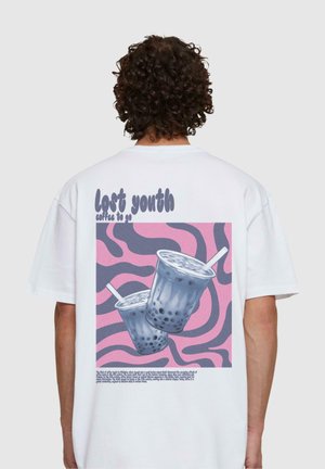 Tricou alb cu un grafic colorat care prezintă două cești de bubble tea pe un fundal ondulat roz și violet, cu textul „Cafea pentru tineret pierdută de dus.”