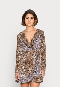 Vestido envelopado com padrão de leopardo e acentos florais, mangas longas, decote em V profundo e gola e barra com frufrus em tons de castanho e azul.