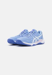 Par med blå ASICS løpesko med hvitt logo, lilla detaljer og teksturerte såler på hvit bakgrunn.