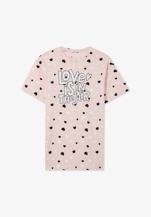 T-shirt rosa a maniche corte con grafica "L'amore è nell'aria" in bianco e nero. Decorato con motivi a cuori neri e bianchi sparsi.