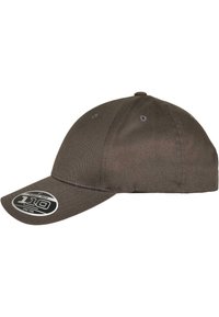 Căciulă de baseball maro închis, cu o margine curbă, fabricată dintr-un material texturat, având orificii de ventilație și o curea ajustabilă la spate.