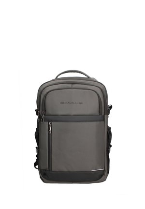 Zaino rettangolare grigio con più scomparti con cerniera, maniglia superiore, tasche laterali in rete e logo "Cavalli" sul pannello frontale.