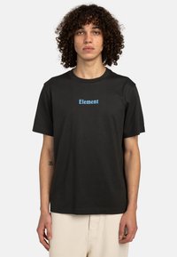 Sort bomulds-t-shirt med rund halsudskæring, der har et blåt "Element"-logo centreret på brystet. Korte ærmer og en afslappet pasform.