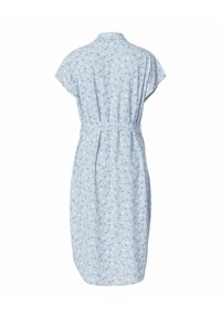 Ljusblå klänning med korta ärmar, blommönster och bältesdetalj. Tyget ser mjukt ut med en avslappnad passform och knälång nederkant.