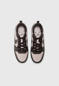 Nike teniske z lahkim roza in temno rjavim barvnim odtenkom, z perforiranim prstnim delom, blazinjeno jezičkom in temnimi vezalkami.