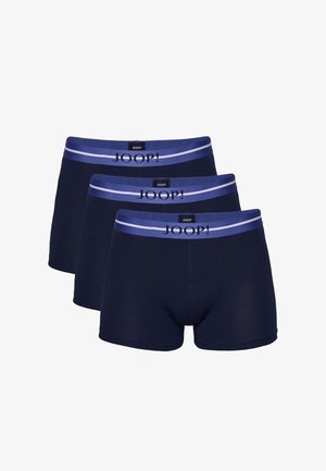 Tres pares de bóxers para hombre en azul marino con cinturillas a rayas azules y blancas, cada uno con el logo de la marca "JOOP!" en negro.