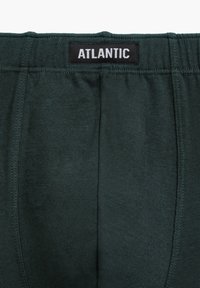 Ciemnozielona bielizna wykonana z miękkiej mieszanki bawełny, z elastycznym pasem w talii z czarną etykietą z napisem "ATLANTIC" oraz płaskimi szwami dla wygody.