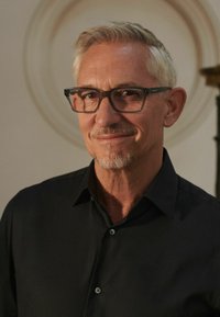 Crna košulja s dugim rukavima, siva kosa i naočale. Glatka tekstura s profinjenim izgledom. Svijetla pozadina s mekanim kružnim detaljem.