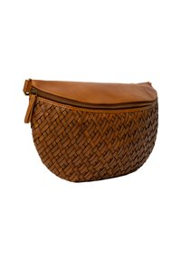 Borsa a tracolla in pelle marrone con motivo intrecciato e chiusura a cerniera lungo il margine superiore su uno sfondo bianco.