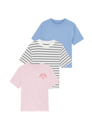 Tres camisetas de manga corta: una de un solo color azul claro, una blanca con rayas marinas, y una rosa con un gráfico de un corazón rojo y el texto "PETITE AMOUR."