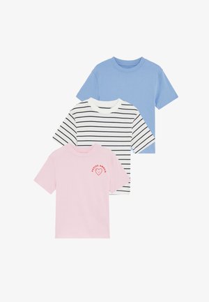 Tre t-shirt a manica corta: una di un azzurro chiaro uniforme, una bianca con strisce blu navy e una rosa con una grafica di cuori rossi e la scritta "PETITE AMOUR".