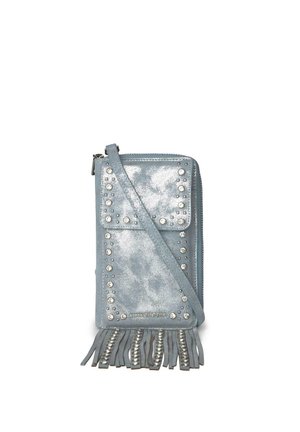 Bolso pequeño de bandolera plateado metálico con tachuelas, solapa frontal, cierre de cremallera y flecos en la parte inferior.