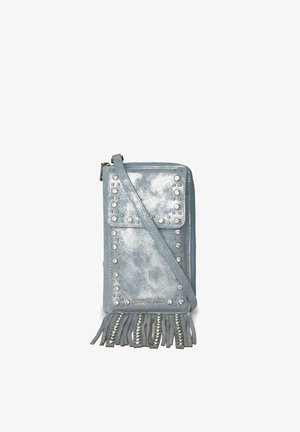 Bolso pequeño de bandolera plateado metálico con tachuelas, solapa frontal, cierre de cremallera y flecos en la parte inferior.