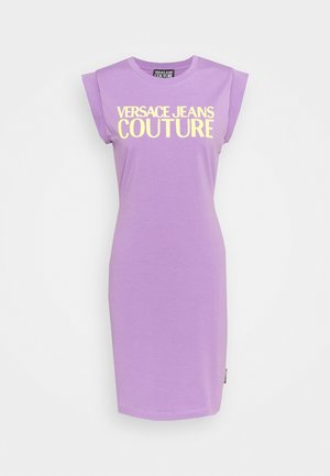 Fioletowa bawełniana sukienka z krótkimi rękawkami, z wyraźnym żółtym napisem "VERSACE JEANS COUTURE." Prosty, dopasowany fason, długość do kolan.
