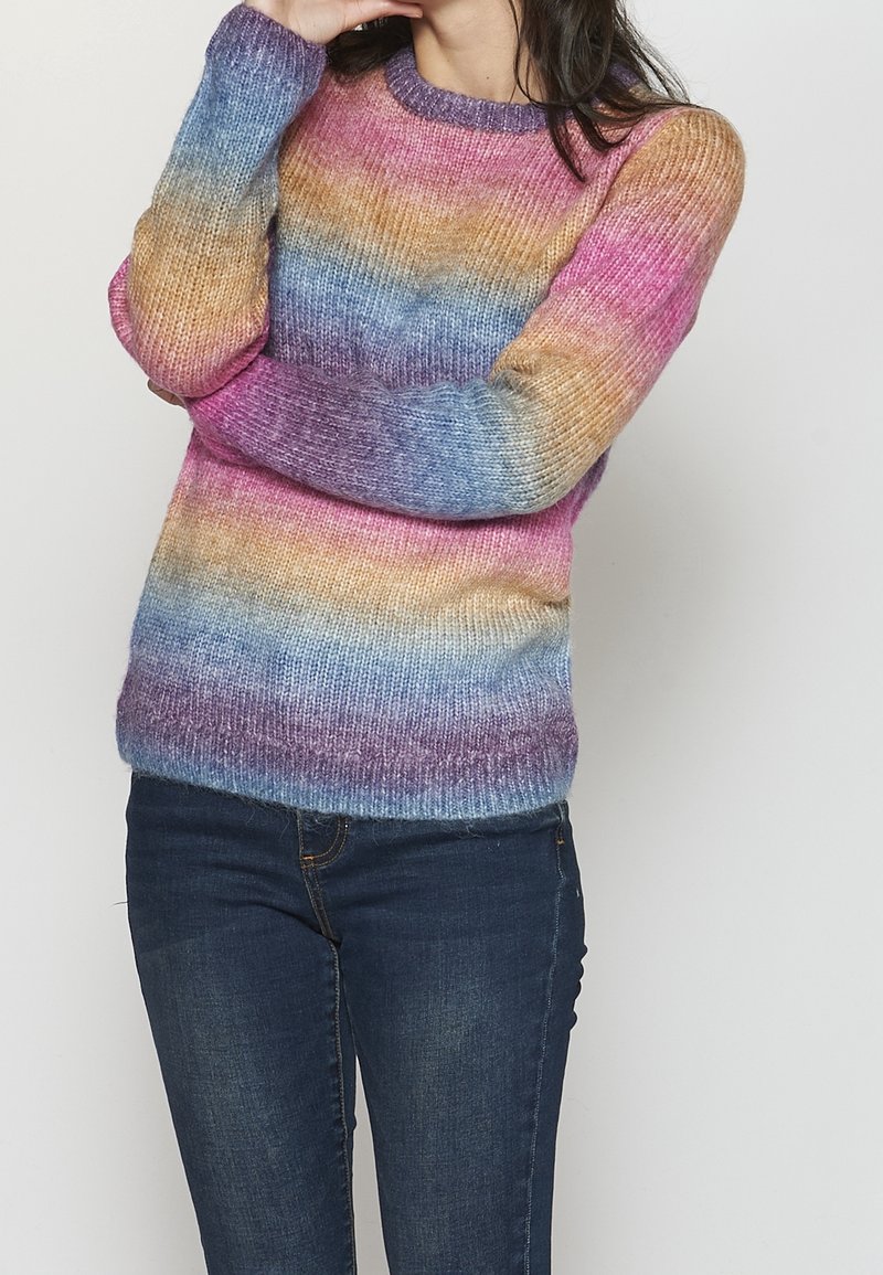 Maglione lavorato a maglia con un motivo gradiente di tonalità rosa, arancione, blu e viola. Maniche lunghe e scollo rotondo. Tessuto morbido e con texture.