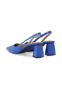 Scarpe slingback in pelle laccata blu con punta appuntita, tacco quadrato spesso e design sagomato sui lati. Suola nera testurizzata.
