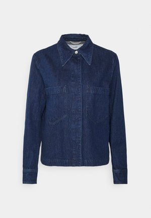 Mørkeblå denimjakke med lange ærmer, to brystlommer og en spids krave, vist på en hvid baggrund.