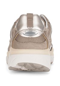Beige und metallische Sneaker mit Mesh-Obermaterial, gepolstertem Knöchel und einer weißen Gummisohle. Mit Zugschlaufe und Logodetail an der Ferse.