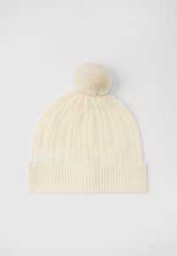 Krémová pletená čepice s proužkovaným lemem, která je zdobena vzorem s cable knit a na vrchu má umělou kožešinovou bambuli.