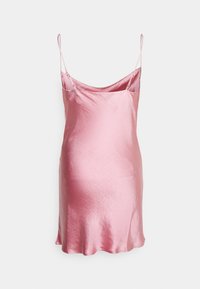 Vestido de seda rosa com alças finas ajustáveis, uma textura suave e uma bainha levemente alargada, apresentando um brilho subtil ao longo de todo o tecido.