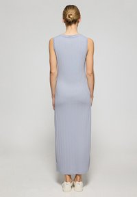 Mouwloze, figuuraccentuerende maxi-jurk in lichtgrijze ribstof, met een ronde halslijn en een lange, rechte silhouet.