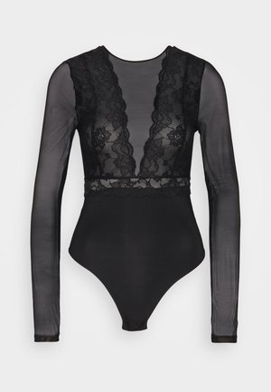Bodysuit negro con mangas largas de tul transparente, detalle de encaje en el bodice, escote en V profundo y un acabado suave en la parte inferior.
