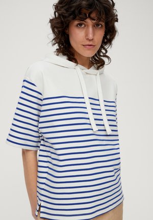 Hoodie rayé en blanc et bleu. Dispose d'un cordon de serrage, de manches courtes et d'fentes sur les côtés. Tissu doux avec une coupe décontractée.