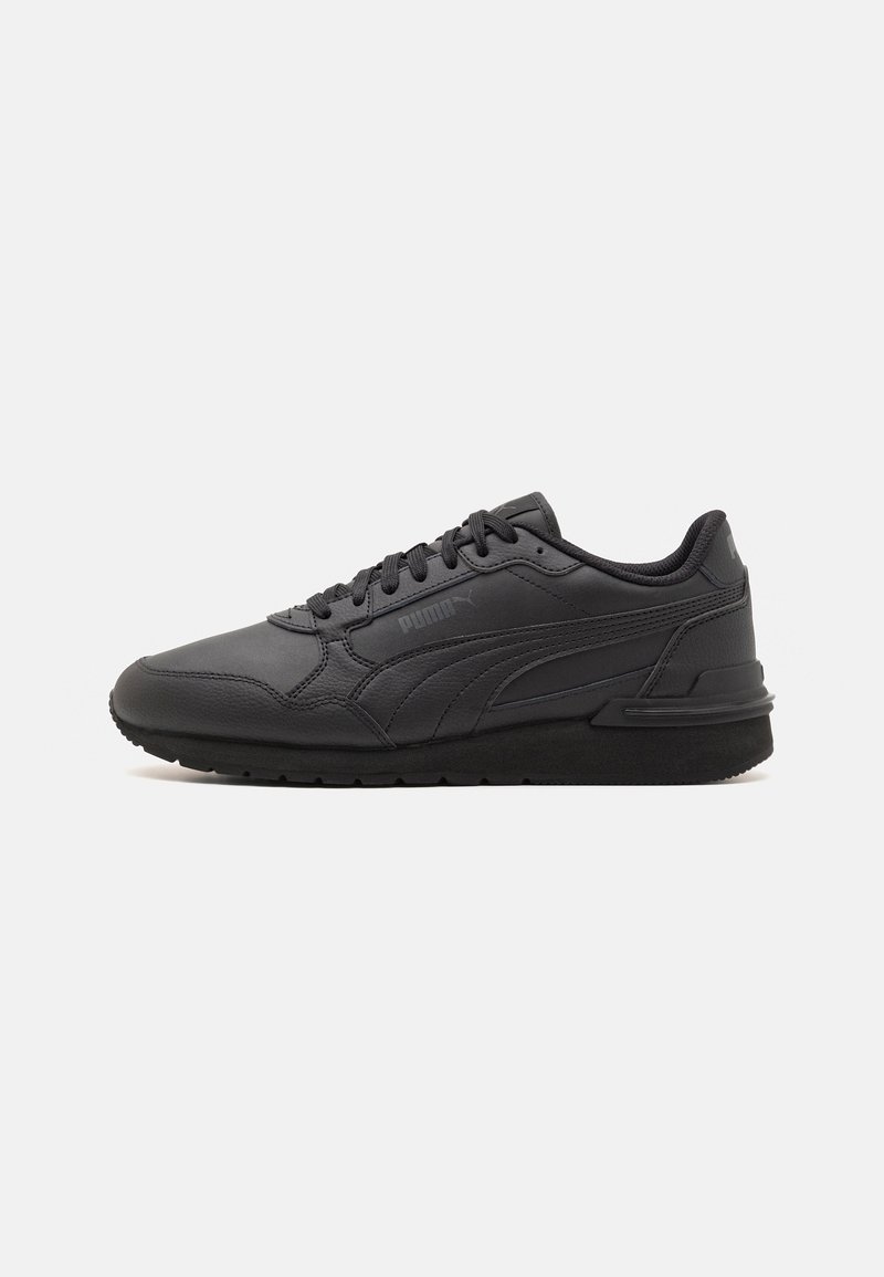 Sneakers in pelle sintetica nera con punta arrotondata, design con lacci, suola imbottita e logo discreto sul lato.