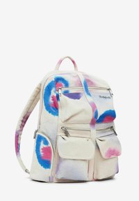 Rucksack aus Canvas mit einem Batikmuster in Pink, Blau und Lila. Ausgestattet mit mehreren Reißverschlusstaschen und einem Griff.