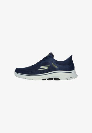 Zapatillas deportivas azul marino con parte superior de malla, suela blanca y acentos texturizados. Presenta un logo y un sistema de cordones para un ajuste seguro.