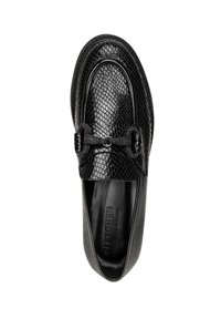 Zwarte loafers van gestructureerd leer met een slangenhuidpatroon. Voorzien van een decoratieve zwarte strik en een reliëf merknaam aan de binnenzijde.