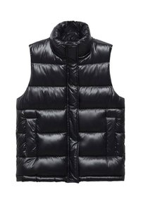 Czarna pikowana kamizelka z wysokim kołnierzem, wykonana z pikowanego materiału z wieloma podszytymi sekcjami oraz dwoma przednimi kieszeniami bez zamków.