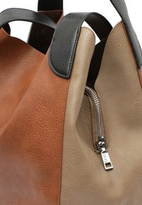 Borsa tote in pelle con una combinazione di texture arancione, beige e nera; include una zip laterale per una chiusura sicura.