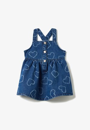 Vestido de denim con patrón de corazones, diseño sin mangas y tirantes ajustables. Presenta un cierre frontal de botones y una cintura fruncida para una silueta acampanada.