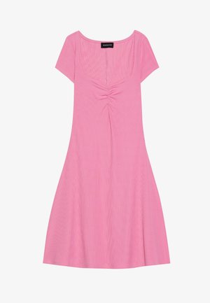 Růžové šaty s krátkým rukávem a čtvercovým výstřihem, s nařasením na přední straně a splývavou sukní. Vyrobeno z měkké, žebrované tkaniny.