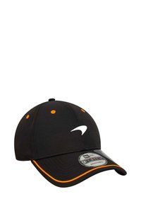 Czarna czapka z zakrzywionym daszkiem, pomarańczowymi przeszyciami i haftowanym białym logo. Materiał jest gładki i elastyczny, rozmiar regulowany.