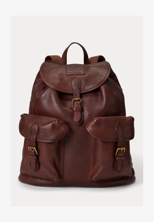 Brauner Leder-Rucksack mit Klappe, Messingschnallen und zwei Vordertaschen mit geschnallten Klappen.