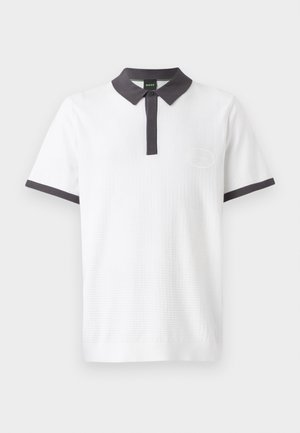 Weißes Polo-Shirt aus strukturiertem Stoff, mit einem dunkelgrauen Kragen und Akzenten an den Ärmeln. Enthält ein dezentes gesticktes Logo auf der Brust.