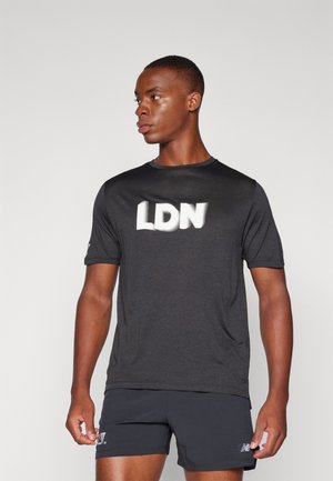 Sort atletisk T-shirt med "LDN" i hvid, korte ærmer, rund halsudskæring, tætsiddende design, parret med matchende shorts, fugtabsorberende stof.