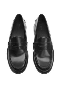Svarta läderloafers med en slät yta, rundade tår, dekorativ sömnad och minimalt upphöjda vampyrer. Ingen synlig hårdvara eller mönster.