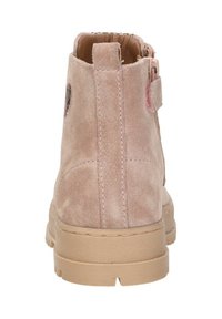 Roze suède enkellaars met een platte, gestructureerde beige zool, ritssluiting aan de zijkant en stikseldetails. Glad oppervlak aan de bovenkant.