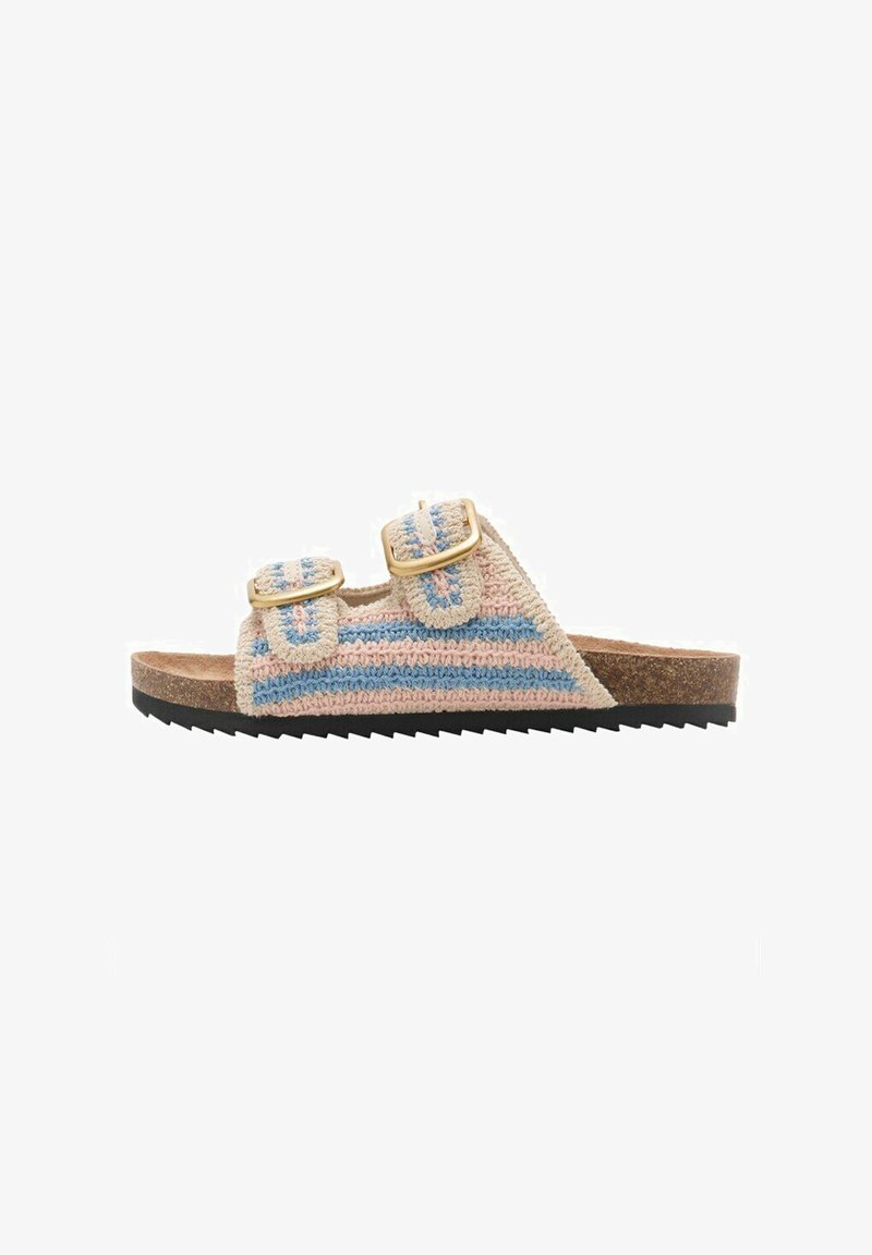 Sandale slide à bout ouvert avec deux boucles réglables dorées, tige beige crochetée avec des rayures bleues, semelle intérieure en liège et semelle extérieure noire nervurée.
