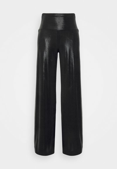 Pantalones negros de pierna ancha hechos de un material brillante con una cinturilla alta. El diseño presenta una silueta elegante y una textura suave.