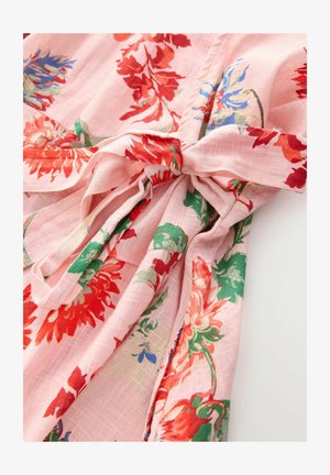 Blomsterkjole i let pink stof med røde, grønne og blå mønstre. Inkluderer et stofbånd i taljen og blød tekstur.